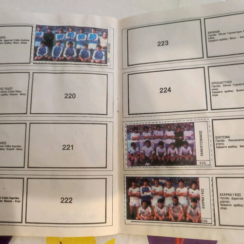 Bleck album used 82/83 with 131/250 stickers