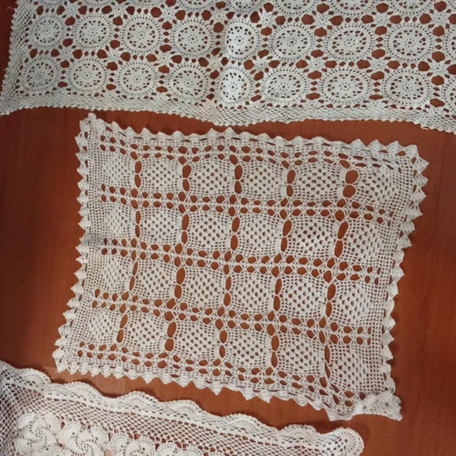 Table linens used, 2 placemats and 1 doily set