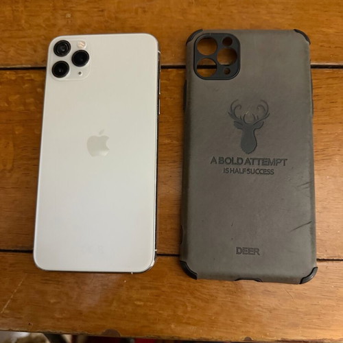 iPhone 11 Pro Max 64GB μεταχειρισμένο σε πολύ καλή κατάσταση, άσπρο με σπασμένο τζαμάκι κάμερας