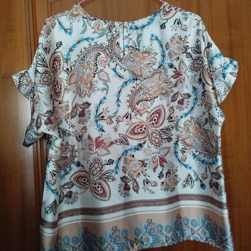 Women's blouse with paisley print like new, size M