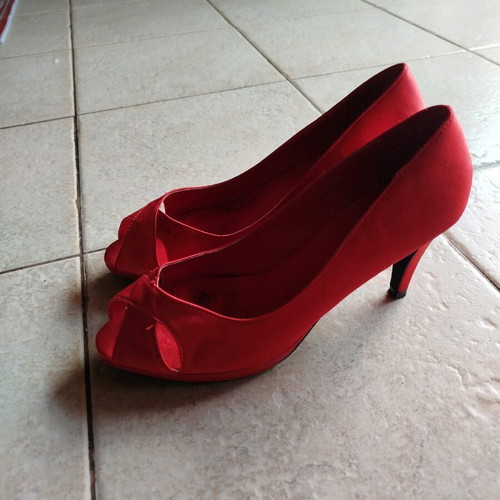 Set of size 40 pumps and satin bag like new, red