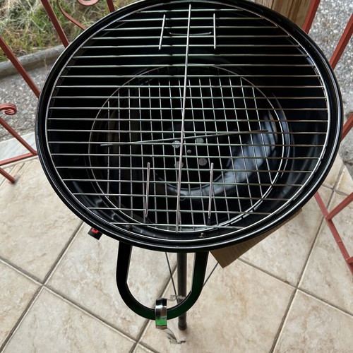 Barbecue grill new with lid, 2 grates and ash collector