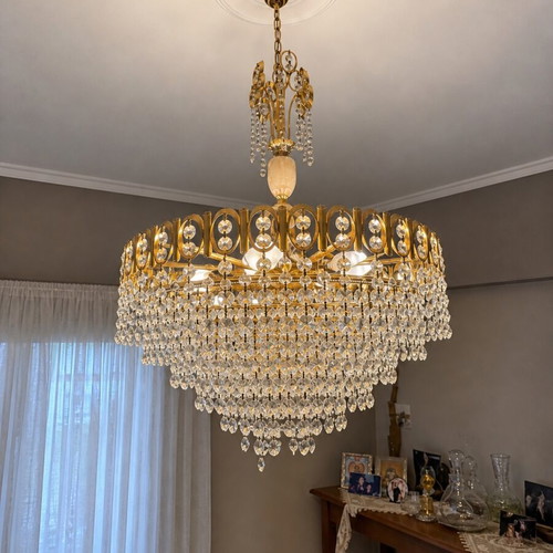 Classic crystal chandelier like new with gold finish