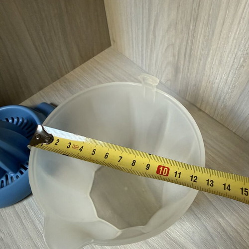 Plastic handheld citrus juicer with measuring container