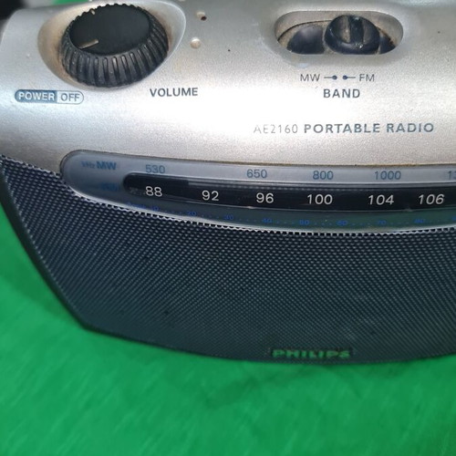 Phillips AE 2160 radio like new with good sound and battery operation