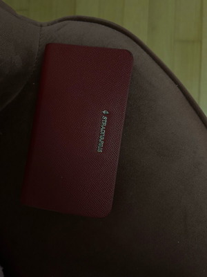 Stradivarius wallet like new, medium size, red