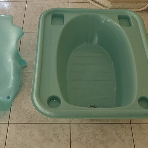 Baby bathtub with anti-slip bath base