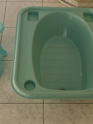 Baby bathtub with anti-slip bath base