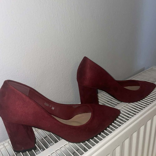 Burgundy pumps size 38 like new