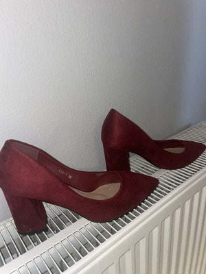 Burgundy pumps size 38 like new