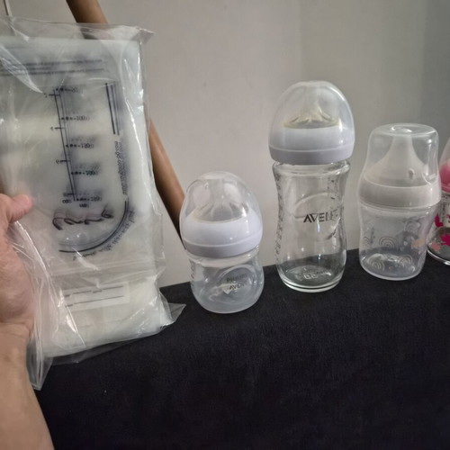 Baby Bottles and Milk Storage Bags like new
