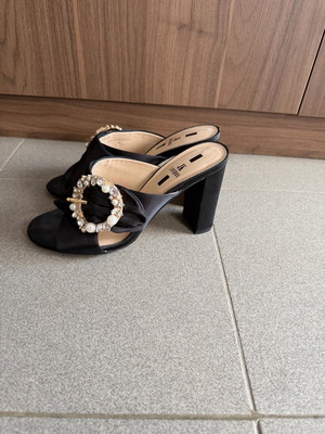 JK London satin summer heels like new, black and gold