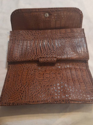 Leather wallet with 4 brown shades