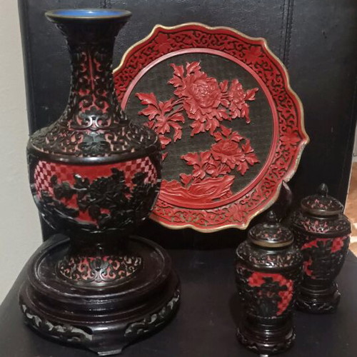 Chinese lacquer set with vase, 2 small jars and plate like new