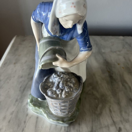 Royal Copenhagen Porcelain Figure Model 1549 Woman with Potatoes Like New