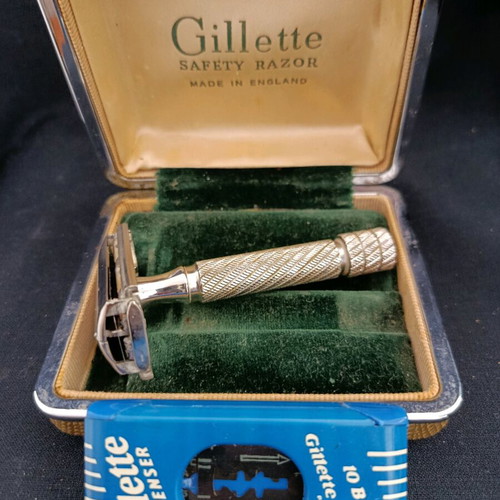 Gillette Aristocrat no66 collectible safety razor like new, 1958 with case and 10 blades