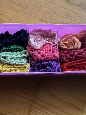 Hair Bands set of 18 for children with storage case like new, multicolor