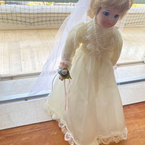 Porcelain doll bride like new, The heritage mint, 40cm