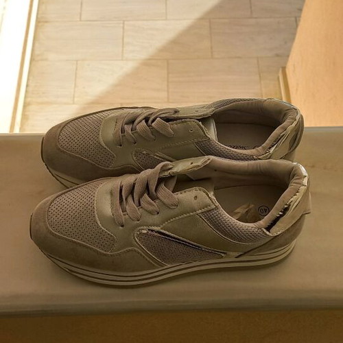 Women's athletic shoes like new, size 40, beige