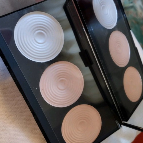 Revolution Highlighters Palette New with 3 Shades
