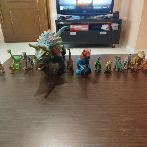 Dinosaur collection with large roaring figure