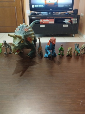 Dinosaur collection with large roaring figure