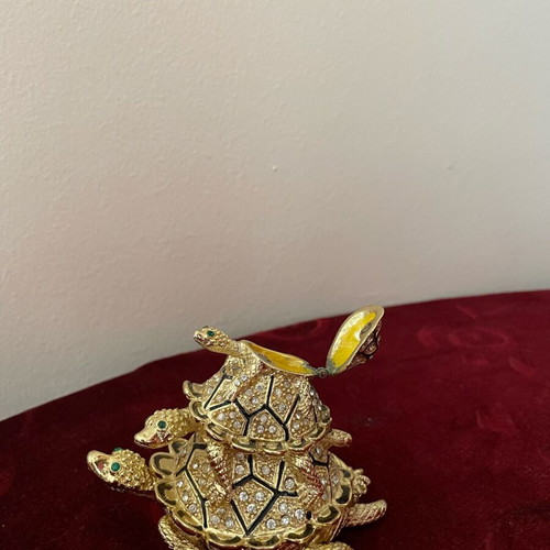 Decorative jewelry box used with turtles and rhinestones