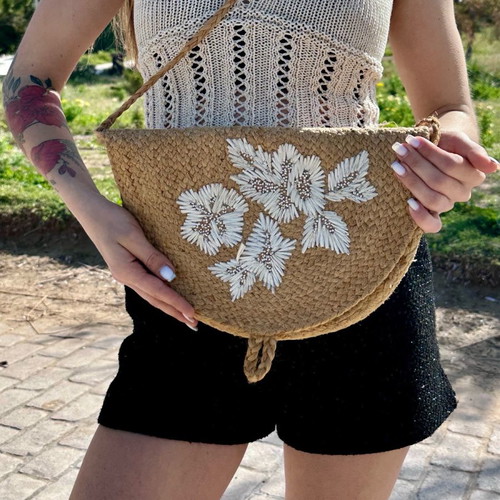 Straw shoulder bag crescent new with white embroidered flowers