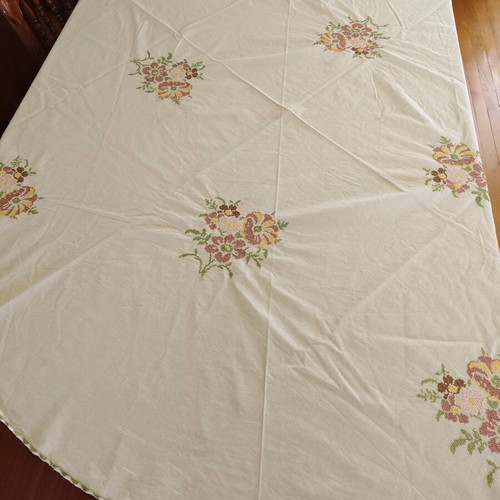 Round handmade tablecloth 160 cm like new