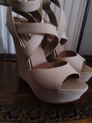 Steve Madden beige platform sandals size 37