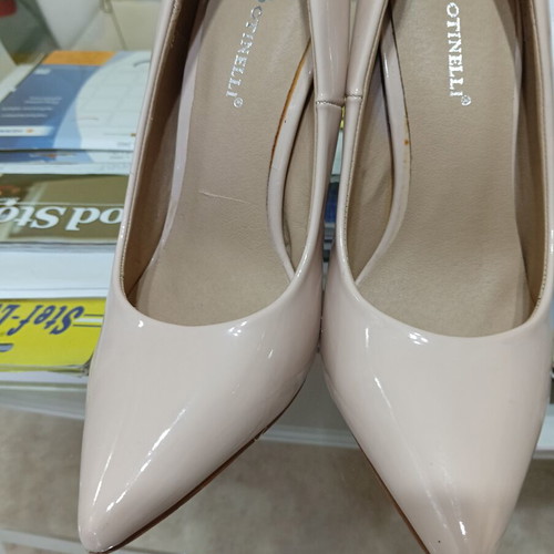 Botinelli cream patent leather pumps size 36 like new