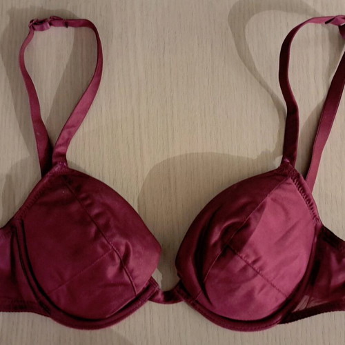 Gossard 80A bra burgundy like new with satin fabric