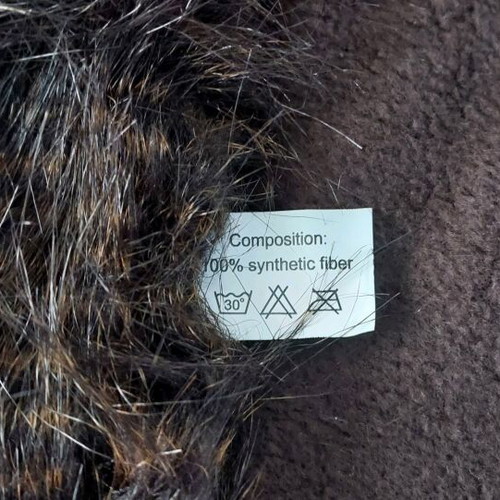 Throw with 4 pillows new, synthetic fur