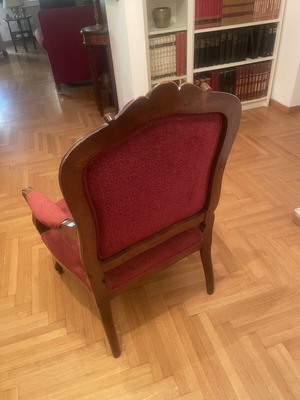 Δύο πολυθρόνες και δύο καρέκλες μεταχειρισμένες, χειροποίητες από σκαλιστό ξύλο καρυδιάς Λουί Κενζ
