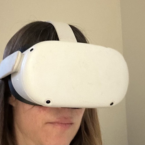 Meta Quest 2 VR headset like new with 2 controllers