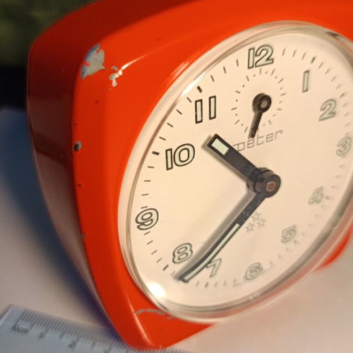 Peter analog table clock used