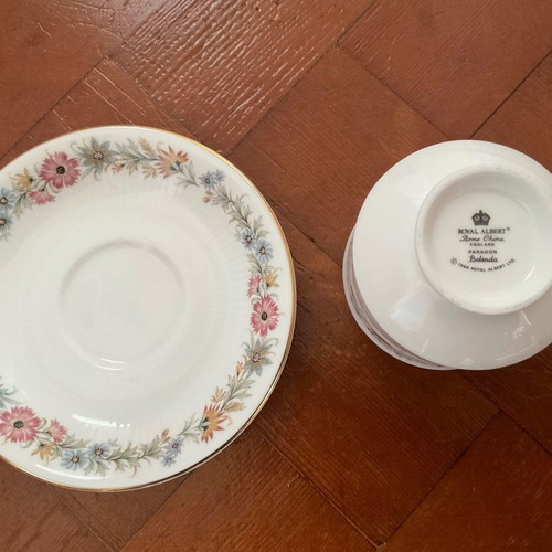 Royal Albert Paragon tea set like new, 2 pieces