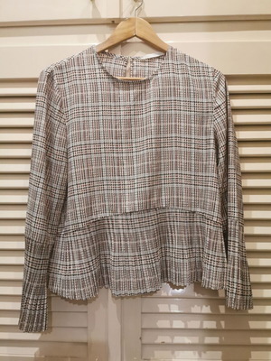Sfera blouse medium like new with pleated details and pattern