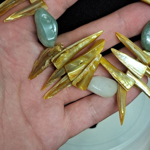 Short necklace with shell chips and natural stones