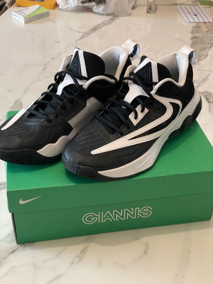 Αθλητικά παπούτσια μπάσκετ Nike Giannis Immortality 3 σαν καινούργια, νούμερο 42, μαύρο και άσπρο