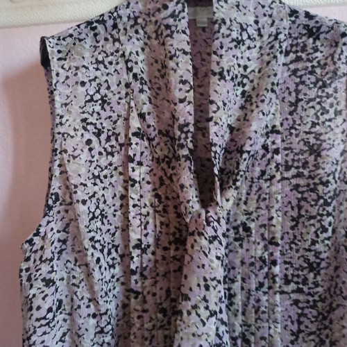 Women's Printed Shirt medium size like new, front tie