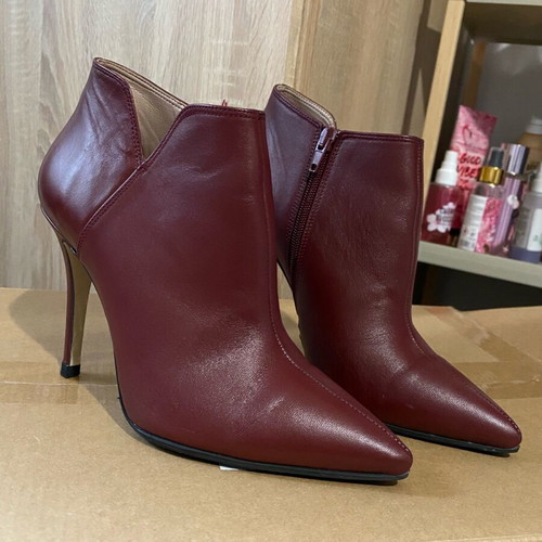 Leather ankle boots used with heel, red, size 37