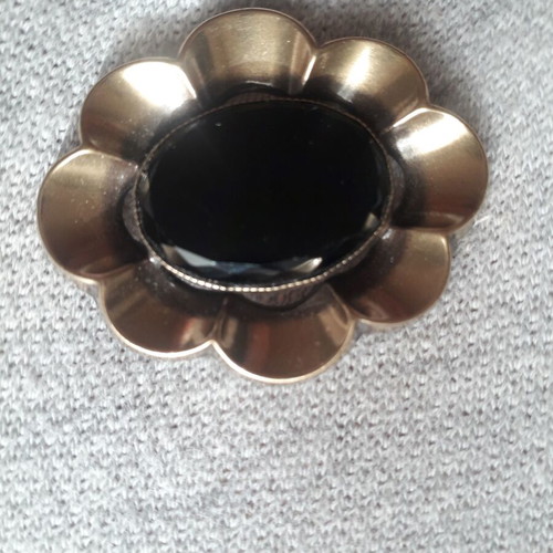 Tie pin like new with oval black stone and gold-colored design