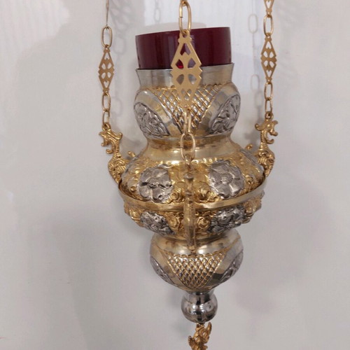 Bronze lamp used like new with beautiful designs and 70 cm chain