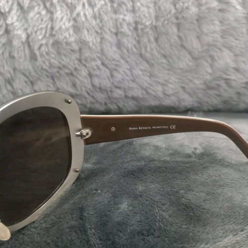 Anna Konsta sunglasses used, brown