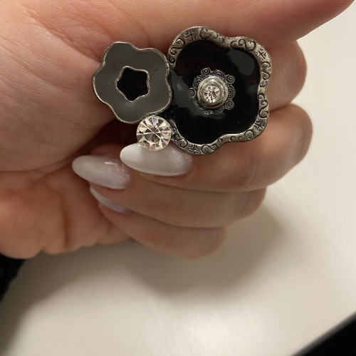 Ring like new with flower design in black and gray colors