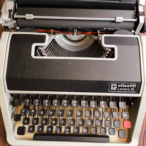 Olivetti Lettera DL typewriter with Greek keyboard and original case