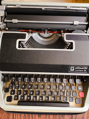 Olivetti Lettera DL typewriter with Greek keyboard and original case