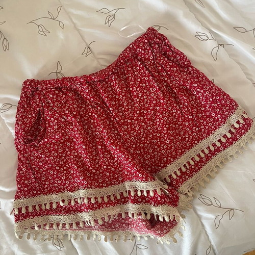 Shorts like new, red with beige lace