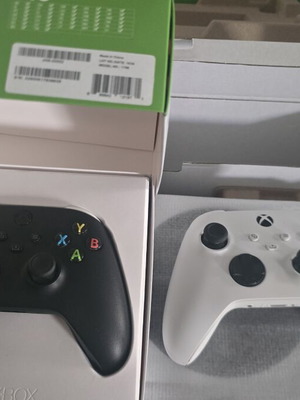 Xbox Series S κονσόλα σαν καινούργια με 2 controllers και 500GB αποθηκευτικό χώρο